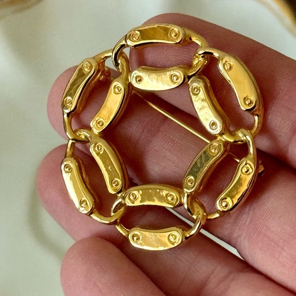 Vintage Gold Tone Circle Brooch - Picture 5 of 7